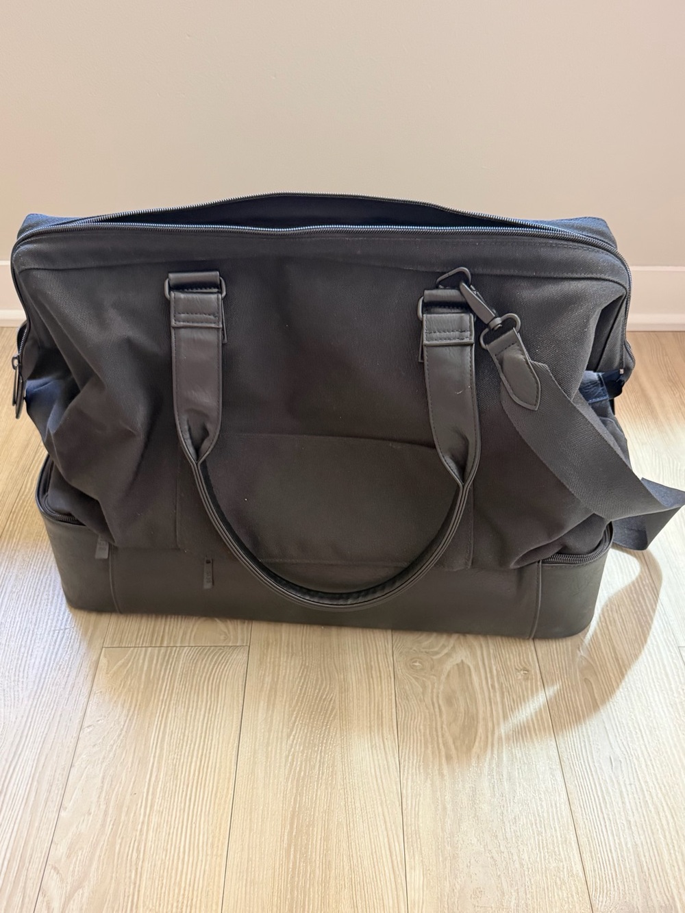 Beis Weekender Bag Black - Picture 2 of 4